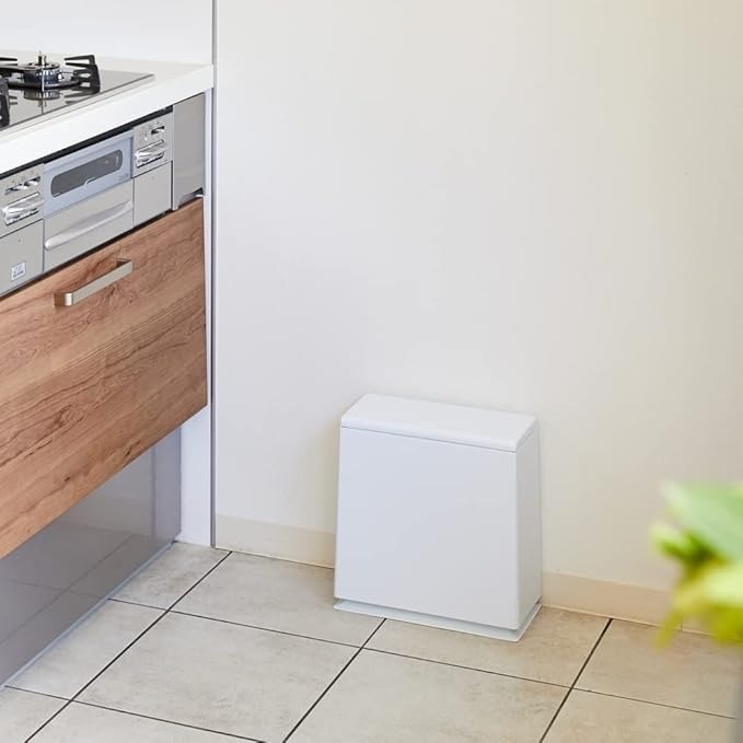 キッチンに床置きする白いゴミ箱