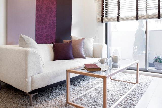 ガラステーブルと白いソファ