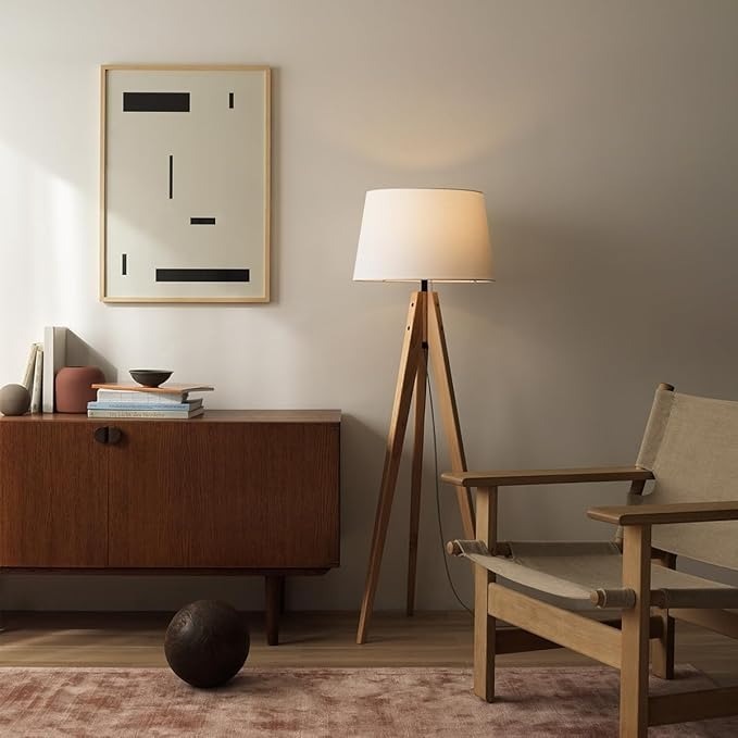 3本脚のフロアランプ