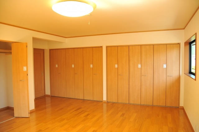 クローゼットの多い部屋とシーリングライト