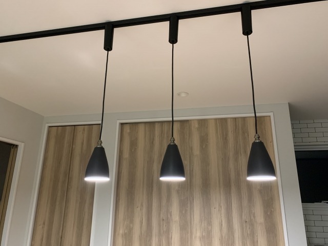 ブラックシェードのペンダント照明3灯