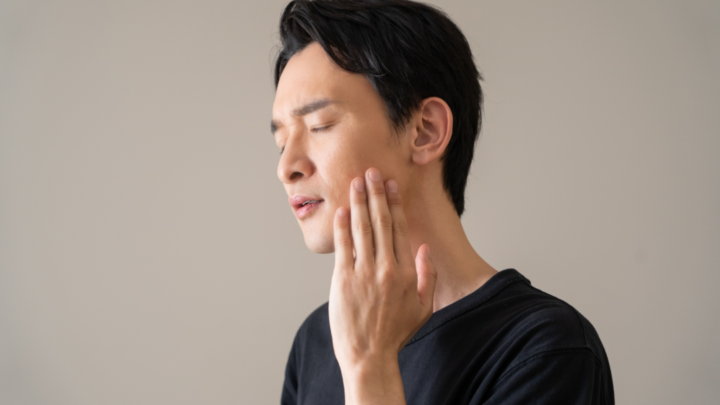 肌ケアをする男性の写真