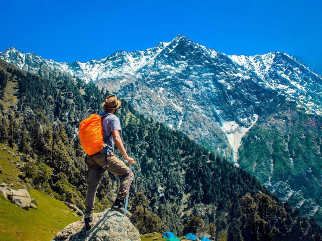 登山をする男性の写真