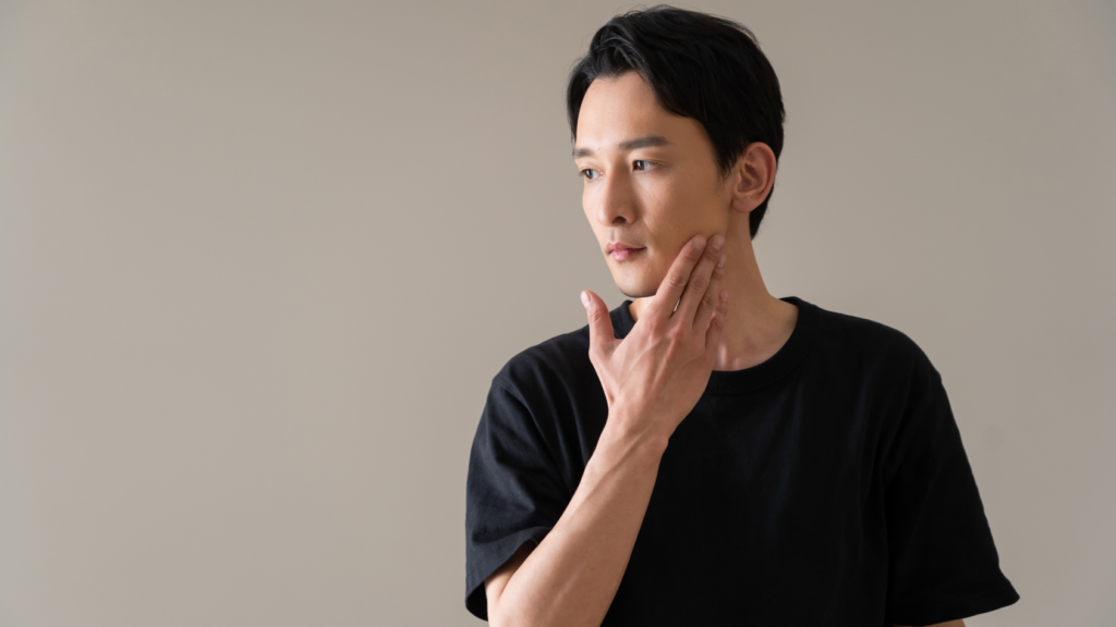 肌ケアをする男性の画像