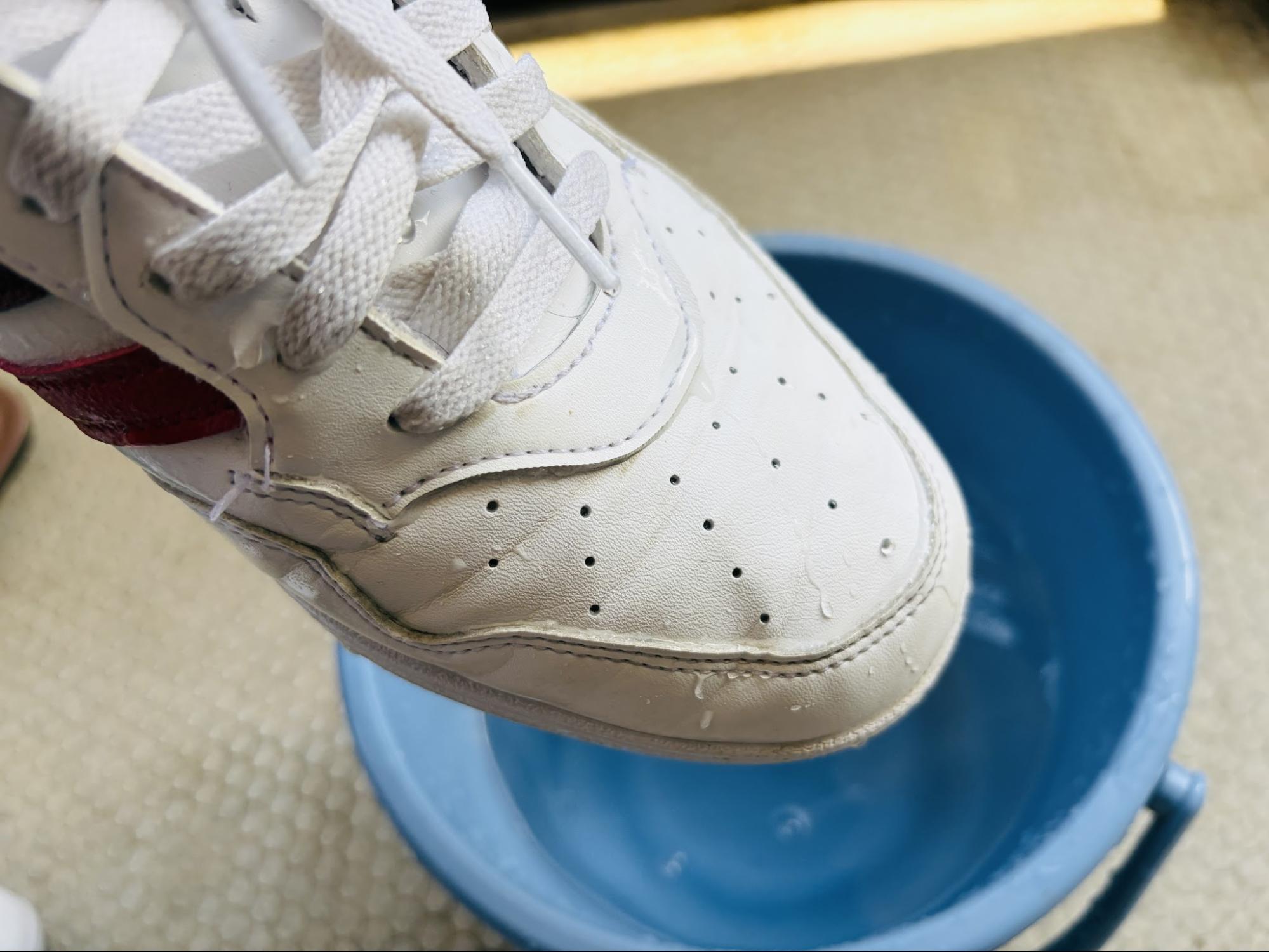 撥水効果でスニーカーについた水滴がするするとこぼれるように落ちる