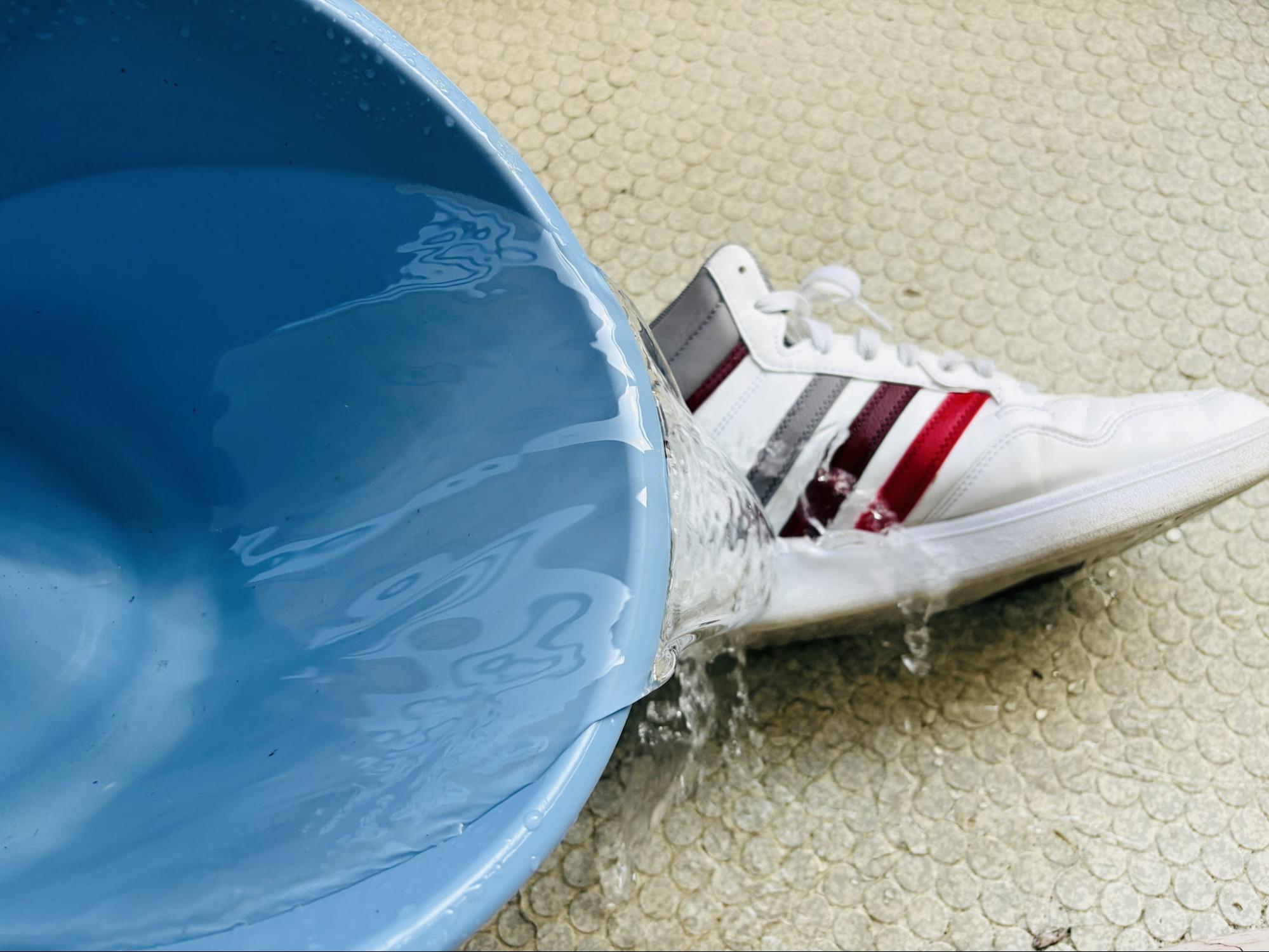 スニーカーを水で濡らす